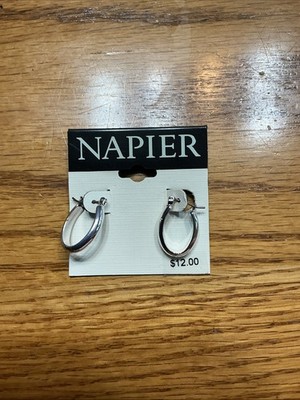 Dies ist ein Paar Napier Silber Oval Creolen.