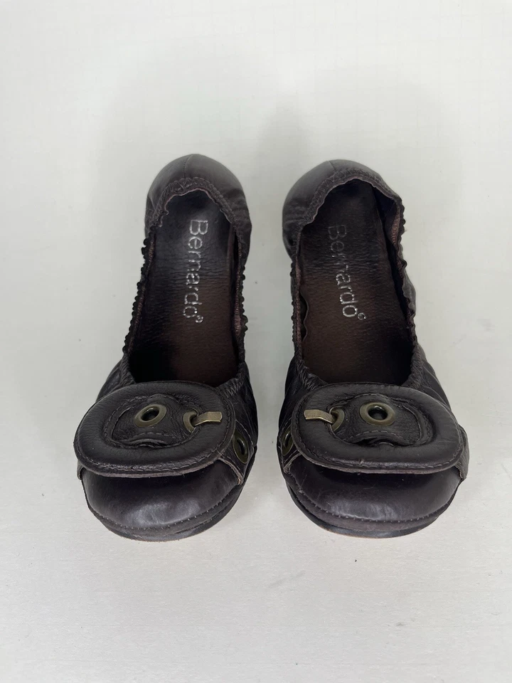 Zapatos planos de ballet Bernardo para mujer talla 5,5 M detalle de hebilla de cuero marrón Foto 3 de 4