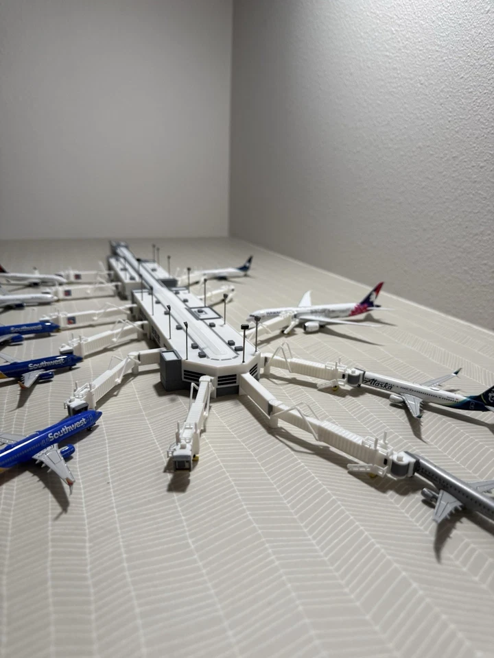 1:400 Model Airport Domestic Terminal w Functional Jet bridges (11) - Image 3 of 4