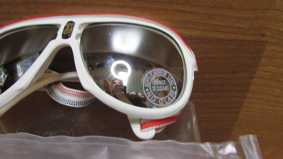 Óculos de sol de esqui vintage vermelho, branco e azul com alça de pescoço anos 80 - Imagem 3 de 4