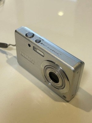 Fujifilm FinePix J15 コンパクトデジタルカメラ Fujifilm FinePix J15 Silver 8.2 Megapixel Compact Digital Camera