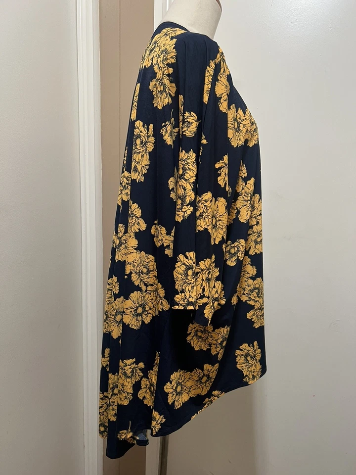 Cárdigan elástico LuLaRoe talla M azul y amarillo floral kimono frente abierto Foto 2 de 4