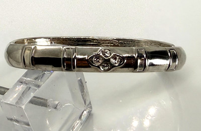 Armband versilbert Buckingham Armreif aufklappbar vier klare Steine gewölbt Vintage