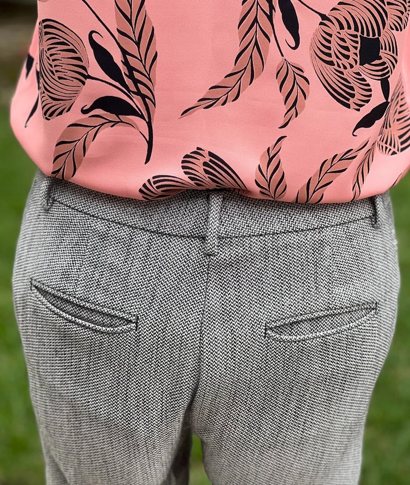 Ann taylor dress slacks, chevron pattern in white & black, size 4, straight leg - Imagem 2 de 4