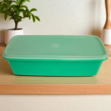 Tupperware Celery Vegetable Crisper Keeper - Vintage - Jadite Green USA w/insert