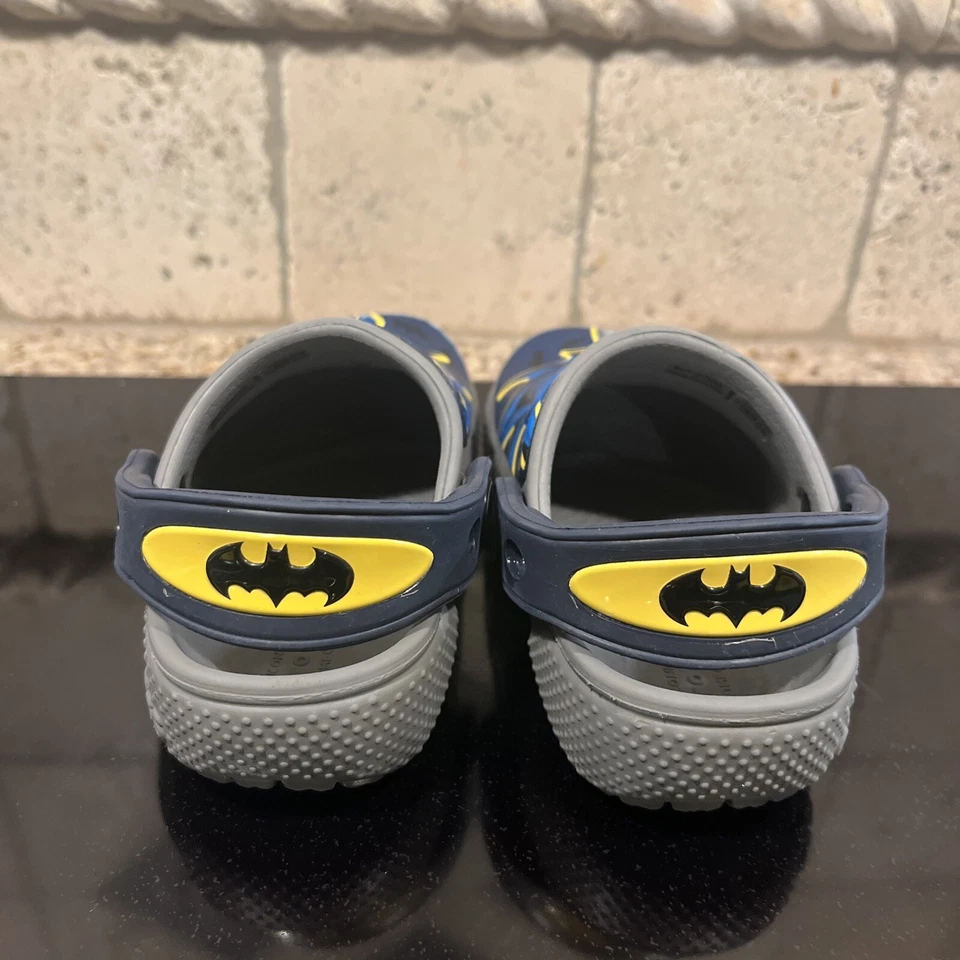 Zapatos Crocs Niño Niño Pequeño Talla 6-7 Batman DC Comics Gris Agua Zapatos Sandalias Foto 4 de 4