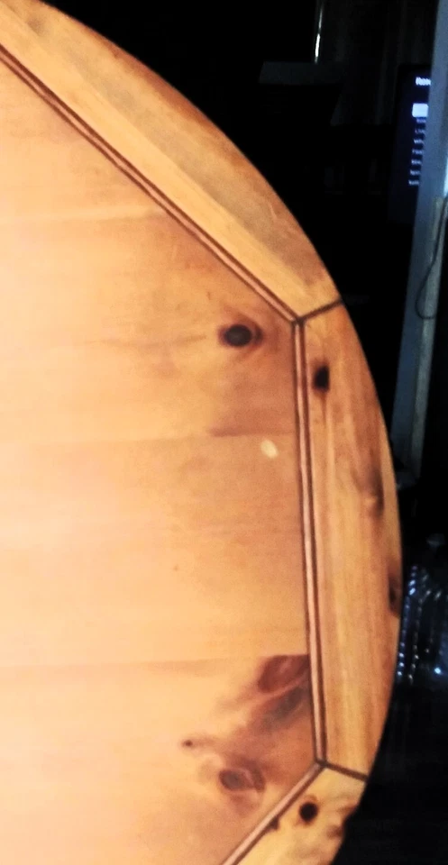 ¡BAJA DE PRECIO! Preciosa mesa de comedor de madera maciza de pino nudoso con patas azul real usada en excelente estado Foto 2 de 4