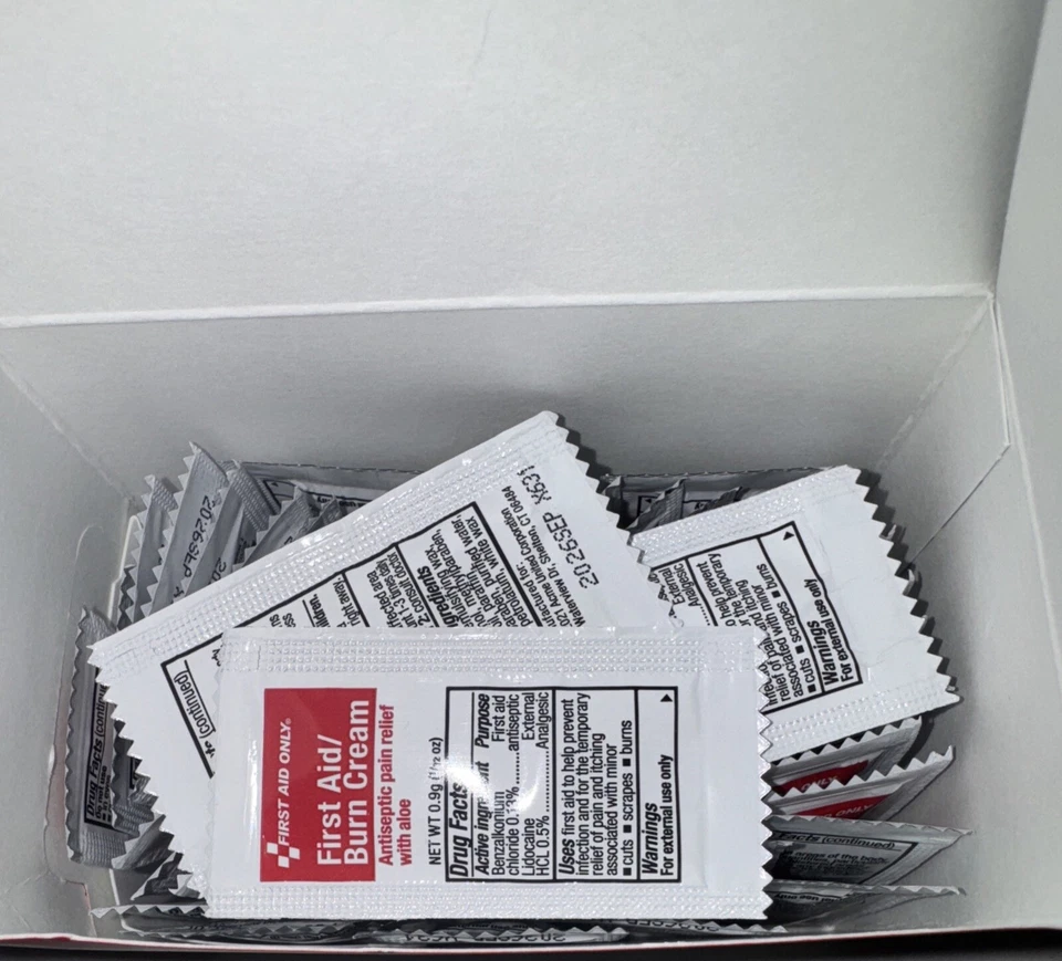 First Aid Only 13-600 First Aid/Burn Cream, 0.9 gm Packet (Box of 60) - Image 4 of 4