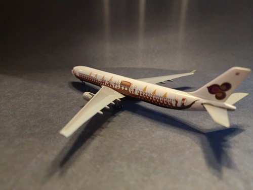Rare Diecast 1/400 777-300 Thai Airways River Boat Design - Picture 2 of 3