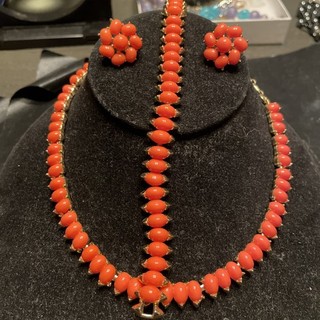 Beautiful Crown Trifari Gold Toned Metal And Coral Colored Beads Jewelry Set