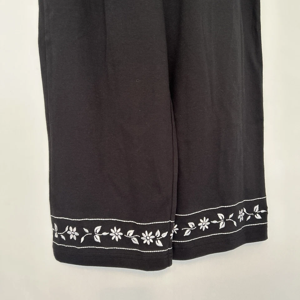 ¡NUEVO CON ETIQUETAS! Capris bordados en blanco y negro para mujer Foto 2 de 4