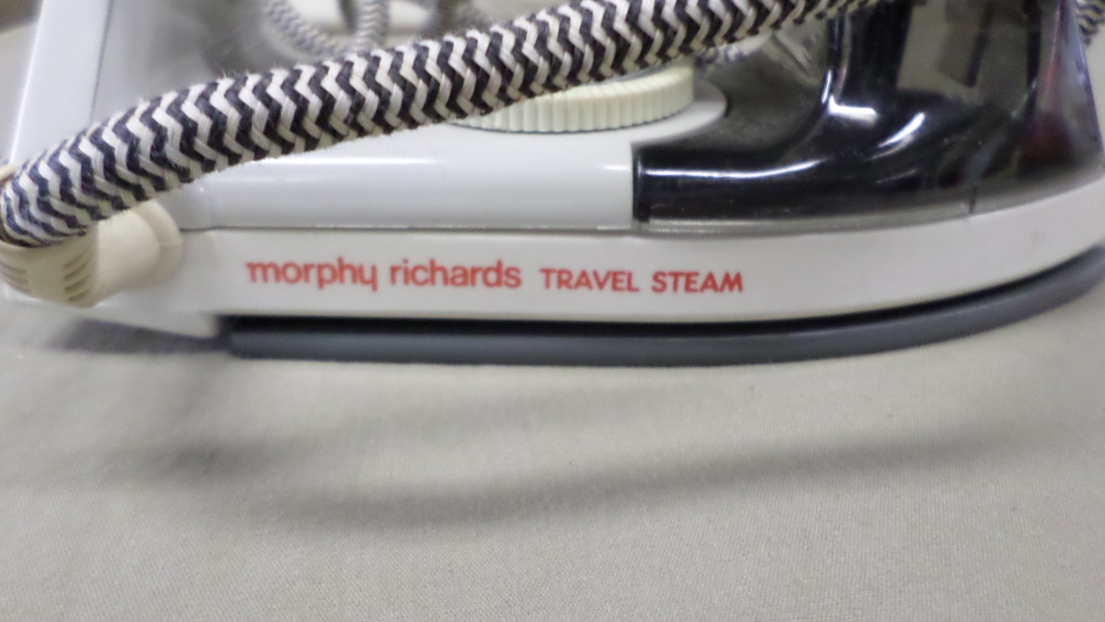 1074D Morphy Richards ENGLAND Travel Steam Iron Dual Voltage WORKS OVERSEAS