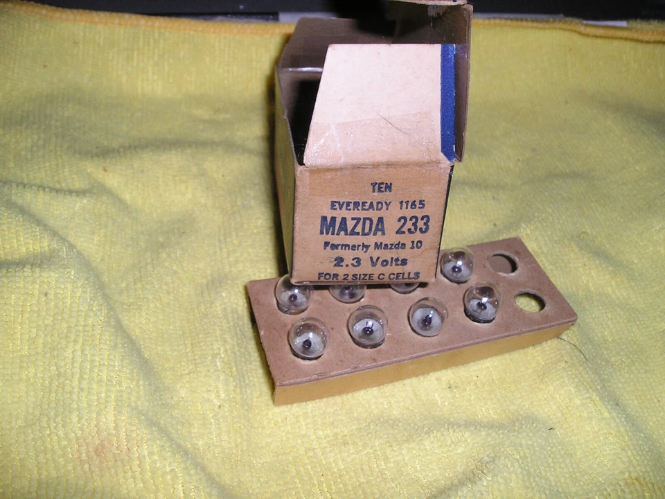 Caja de 8 bombillas miniatura Eveready Mazda #233 nuevo en stock Foto 2 de 4