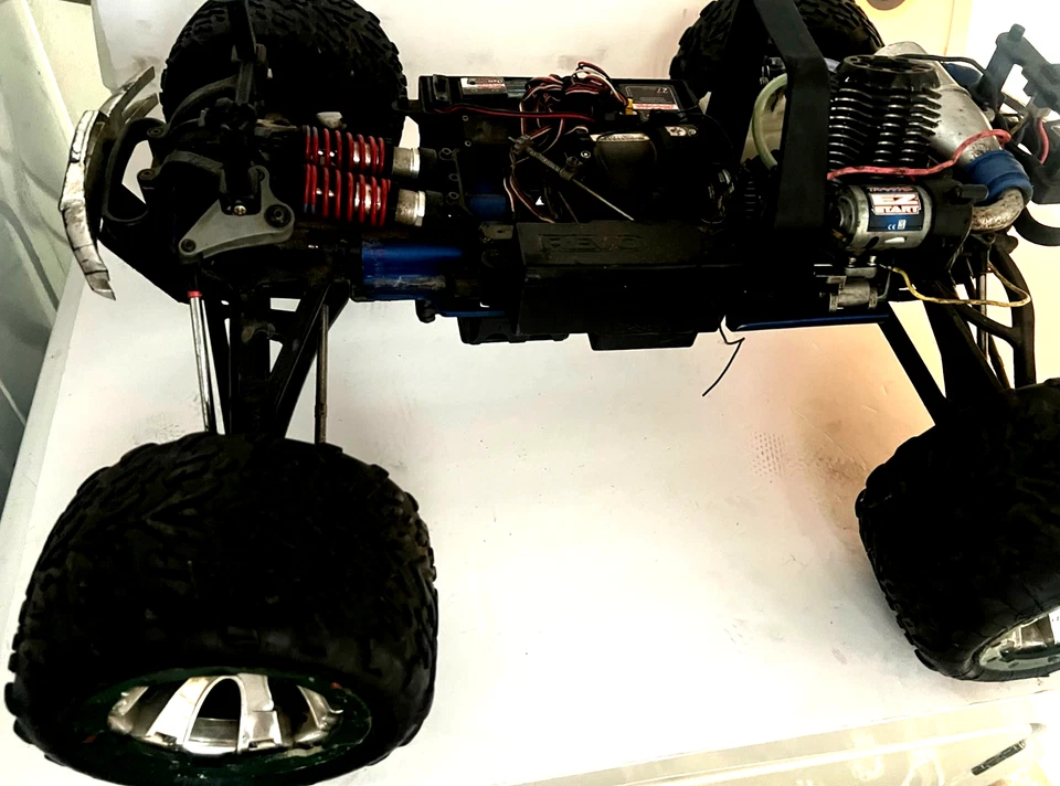 Traxxas Revo 3.3 4wd RTR NITRO Monster Truck - Image 2 of 2