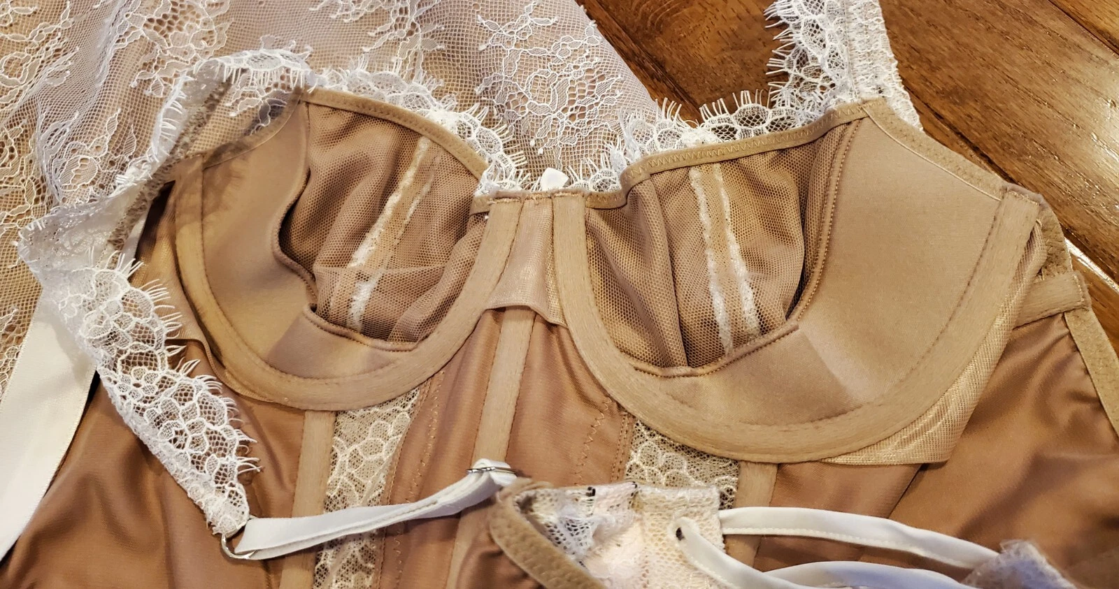 UNDERCOVER Abito nuovo con etichette Victoria’s Secret Wicked Balconette beige nudo disossato pizzo slip taglia S