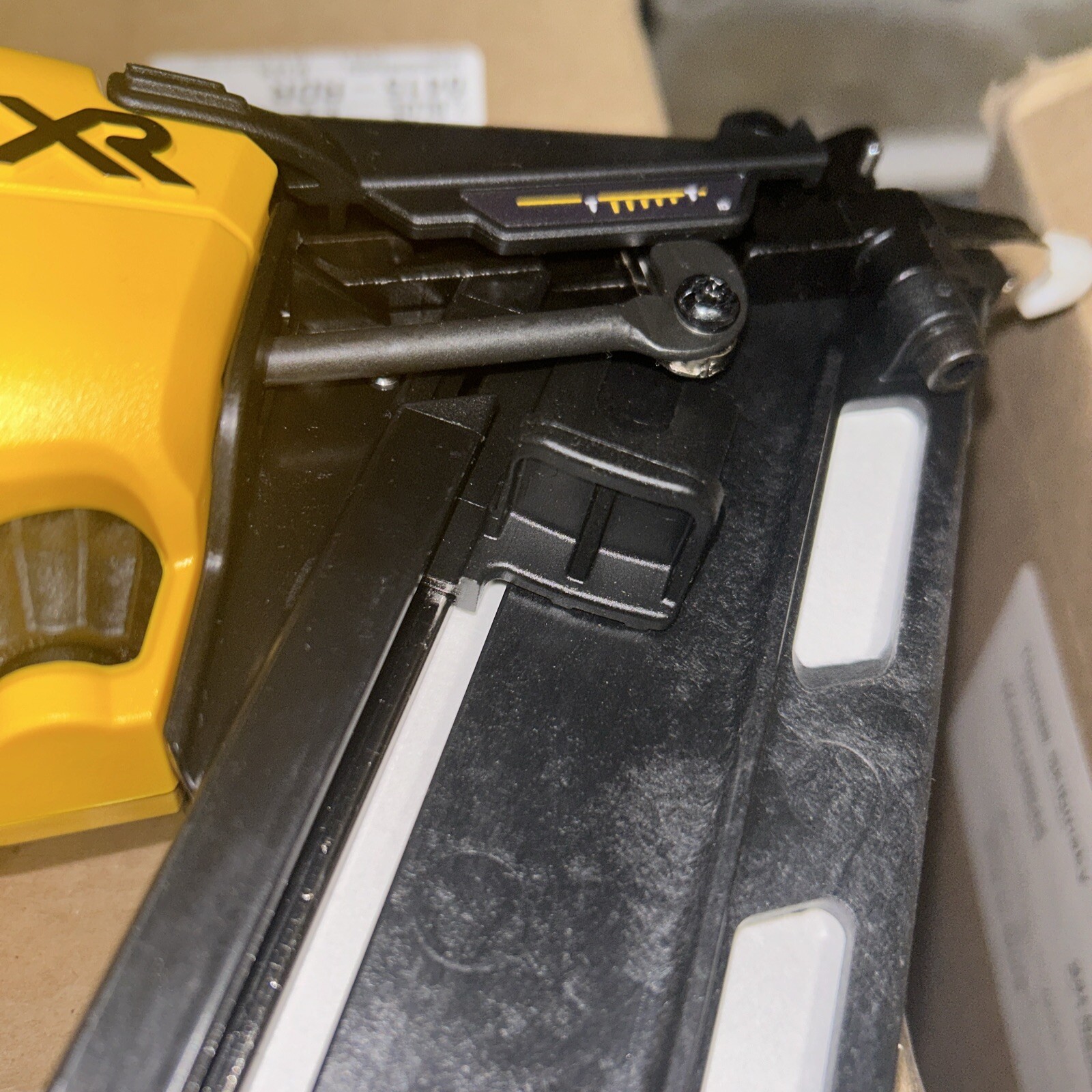 DEWALT (DCN650) 20V MAX XR 15GA CORDLESS ANGLED FINISH NAILER [TOOL