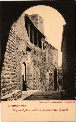 CPA AK S. GIMIGNANO Il grand' Arco sotto il Palazzo del Podesta ITALY (447523)