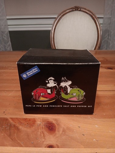 WARNER BROS PEPE LA PEW AND PENELOPE BUMPER CARS SALT AND PEPPERS SHAKERS NEW