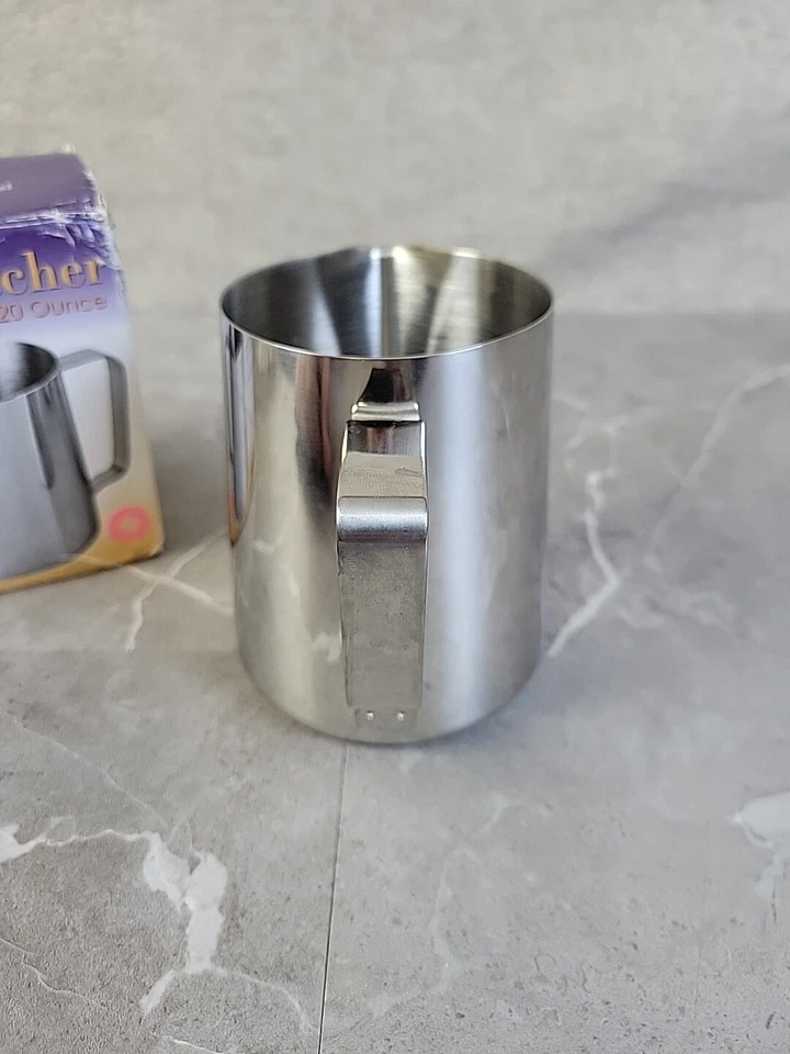 Jarra de espuma Update International de 20 onzas capuchino de acero inoxidable 18/8 Update Foto 4 de 4