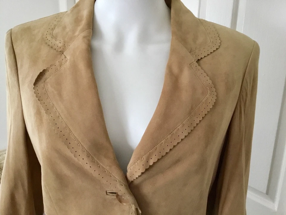 Chaqueta de gamuza Ellen Tracy beige camel / ribete festoneado y perforado talla 8 Foto 3 de 4