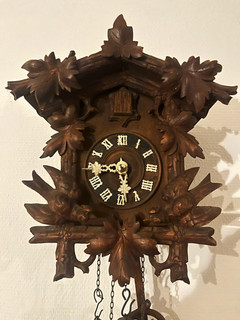 Mechanische Kuckucksuhr Wanduhr geschnitztes Holz Kettenzug Pendel Gewichte