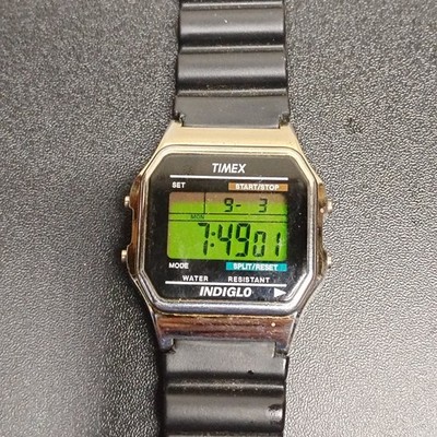 Vtg TIMEX Indiglo Men's Chrome Digital Watch WR30 555 M8 with