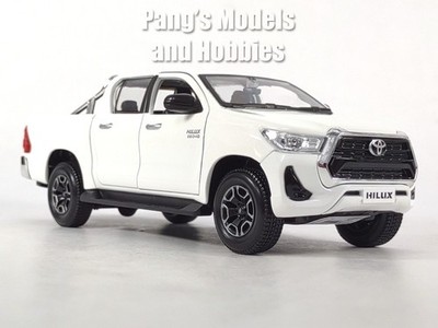 2018 Toyota Hilux 2.8 SR5 Double Cab Pickup Truck 1/27 Scale