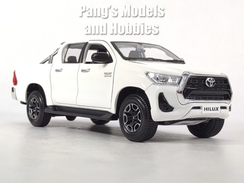 Camioneta pickup Toyota Hilux 2018 doble cabina escala 1/27 modelo diecast blanca con caja - Imagen 6 de 13