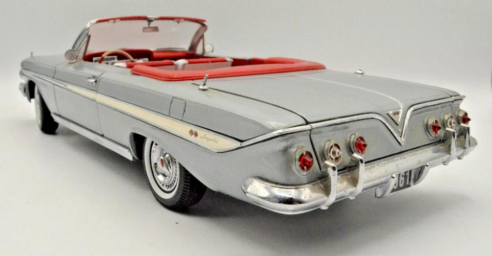 Sun Star 1961 Chevrolet Impala  1:18 Scale Diecast Convertible - Image 3 of 4