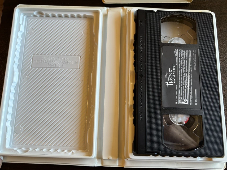 Vintage Disney VHS Tape Lot The Tigger Movie & Pete's Dragon - Image 3 of 4