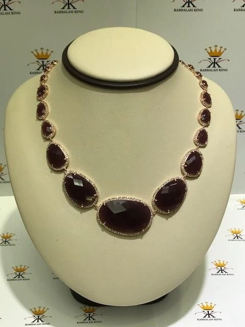 Теннисное ожерелье из розового золота 18 карат с белым сапфиром и смолой и ореолом смелое