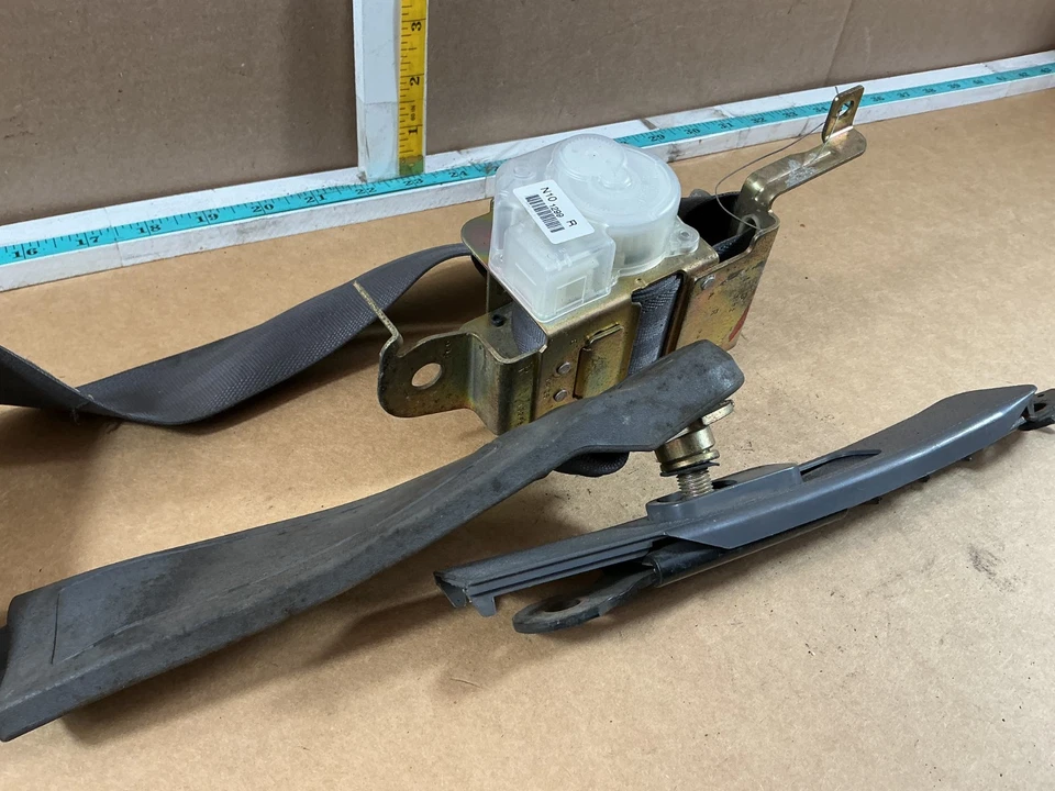 Cinturón de seguridad delantero derecho del lado del pasajero Mitsubishi Eclipse 1995-1999 con deslizador Foto 2 de 4