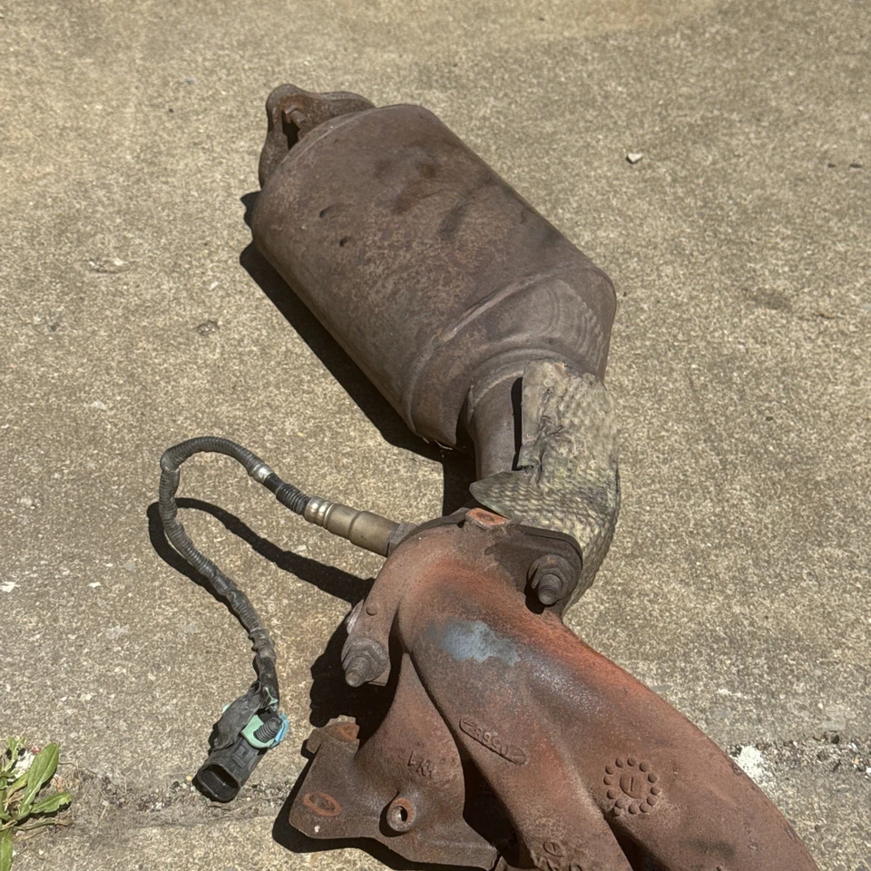 04-09 Cadillac STS SRX Colector de escape lado conductor izquierdo OEM original catalítico Foto 3 de 4