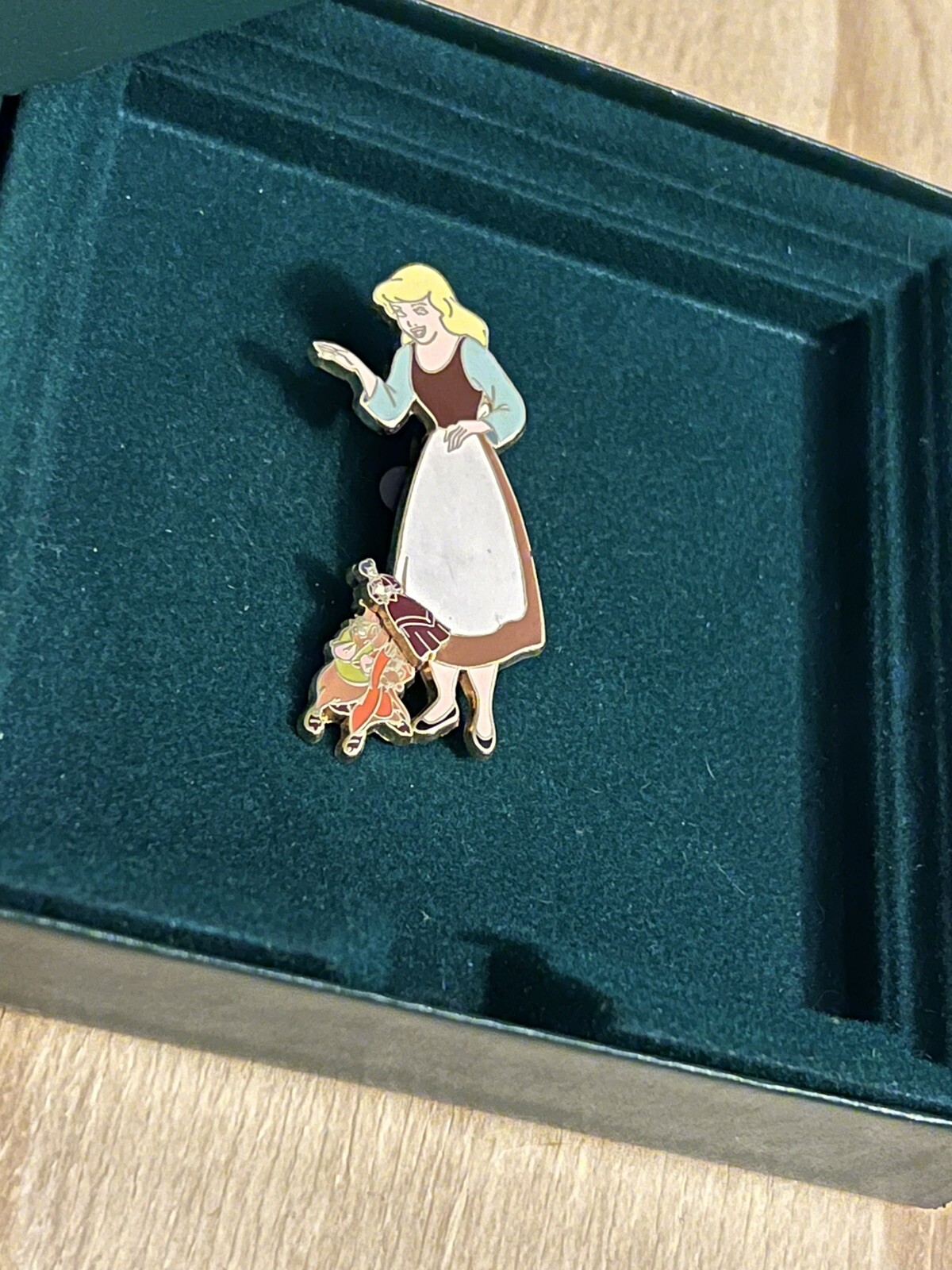 Walt Disney World Cinderella Large With 3D Stepmother & Mice Pin Rare LE 2500