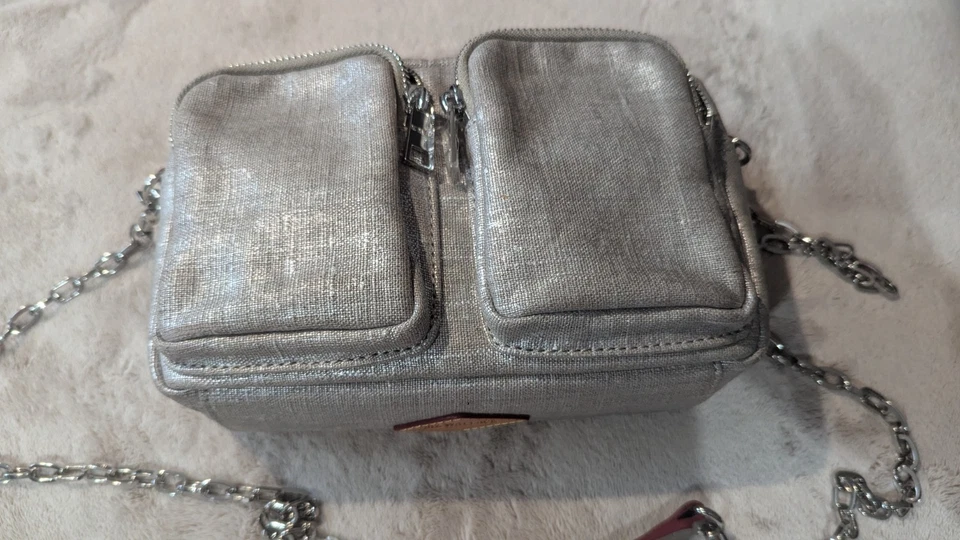 Bolso Bandolera MZ Wallace Lino Metálico Esmaltado 3 Bolsillos Internos. Excelente Usado Foto 2 de 4