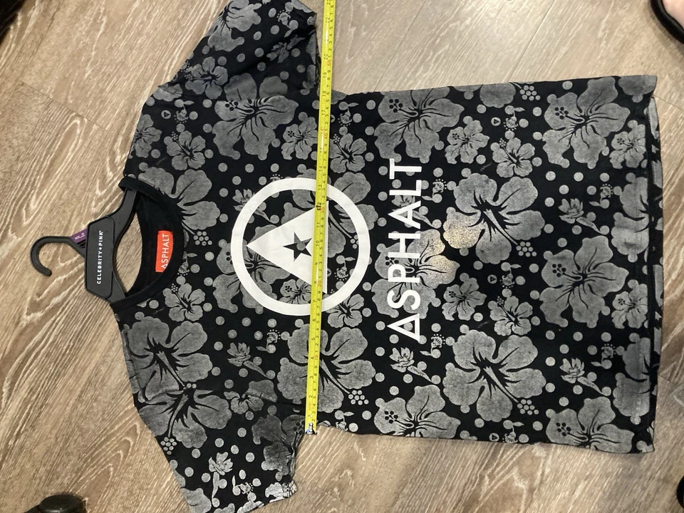 Camiseta masculina Asphalt Yacht Club média preta cinza floral hibisco logotipo gráfico T - Imagem 2 de 4