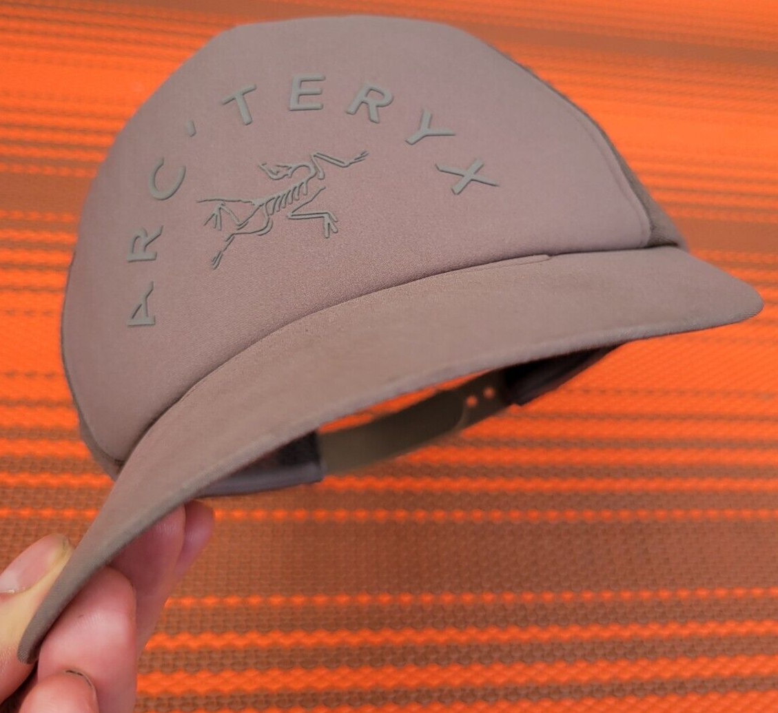 Arc'teryx 'Alchemy Trucker Curved' Berretto a Scatto Uomo Taupe Escursionismo Premium RARO