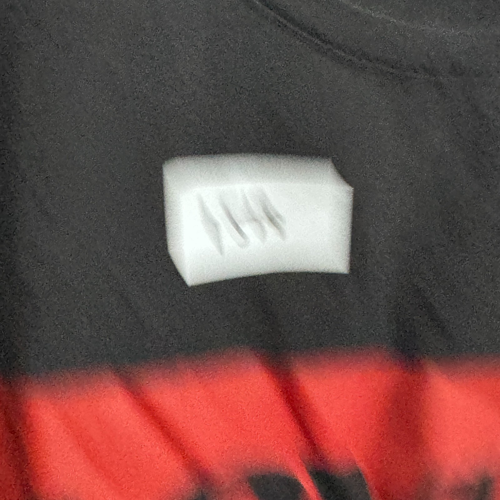 Levi’s Classic Batwing Logo T-Shirt in Black & Red - Size XS image 4