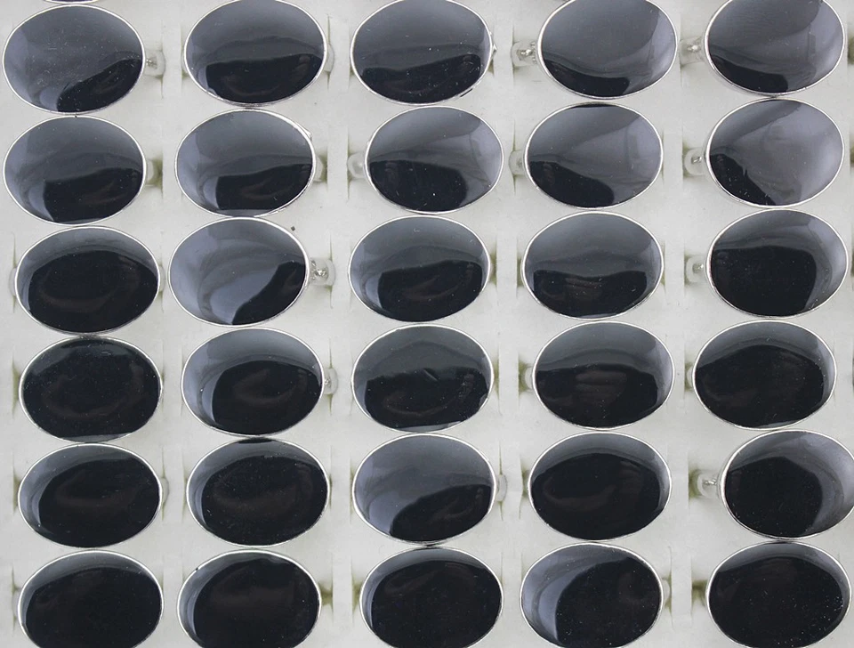 Lote al por mayor de 32 piezas de anillos esmaltados negros enchapados en plata para mujer y hombre Foto 2 de 4