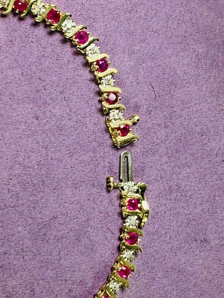 Brazalete de tenis para mujer 7 quilates creado en rubí y diamantes acabado de oro amarillo de 14 quilates Foto 2 de 4