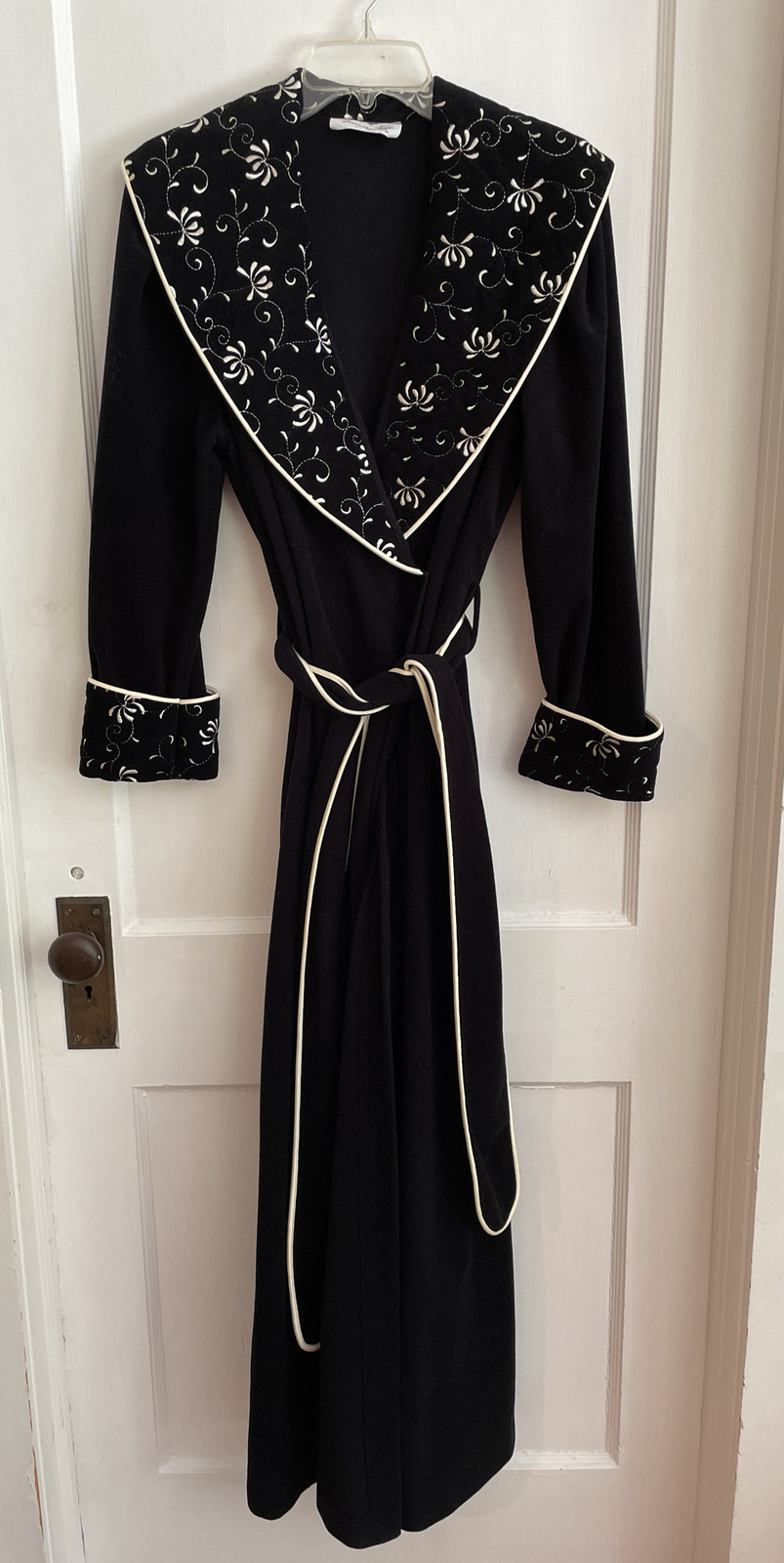Vintage Vanity Fair Bath Robe Black White Embroidery … Gem
