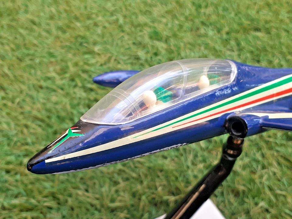 Aermacchi MB 339 P.A.N. Frecce Tricolori in scala 1/48 in metallo d'epoca 21X22 - Immagine 4 di 4