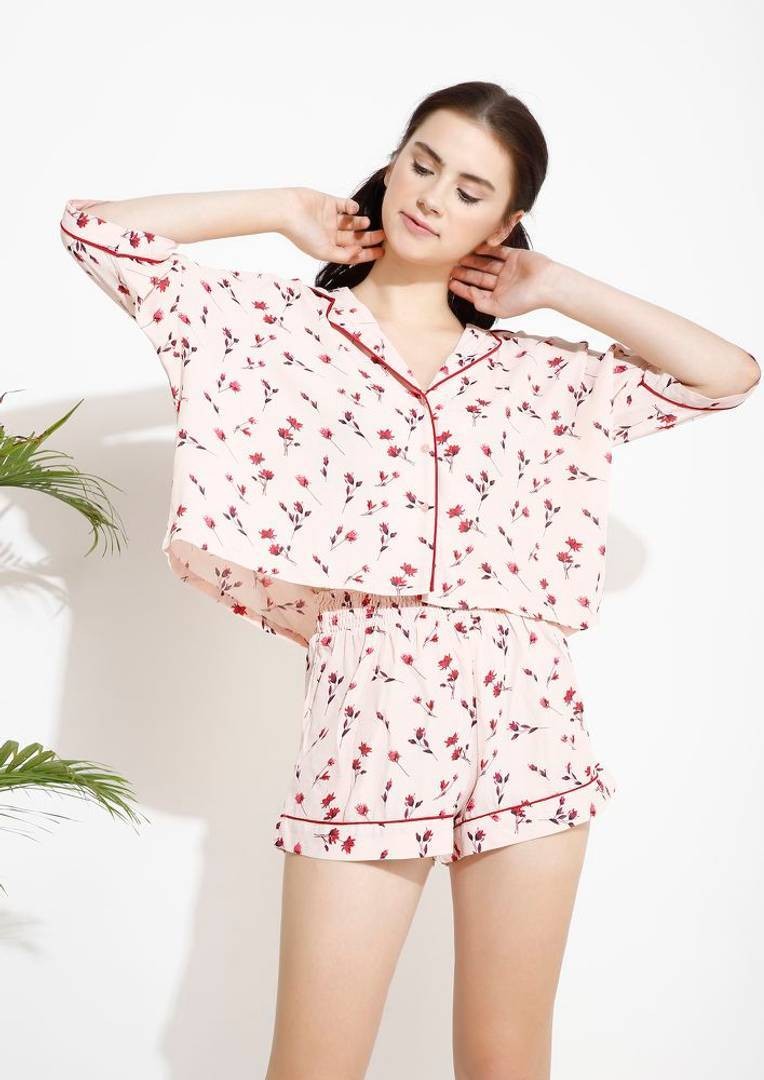 Pyjama rose en satin Floating In Dreams pour femme | Ensemble de nuit chic