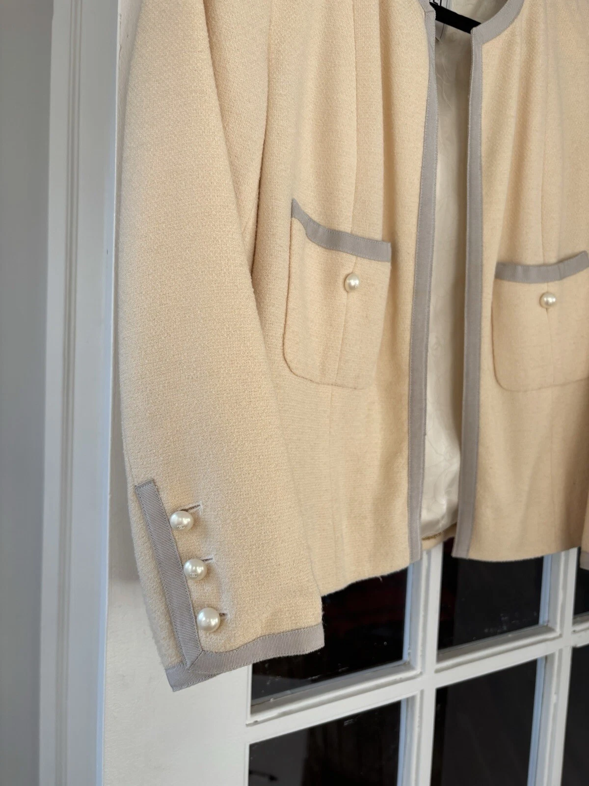 Giacca Chanel usata lana panna con fodera in seta con perle finte taglia FR 40