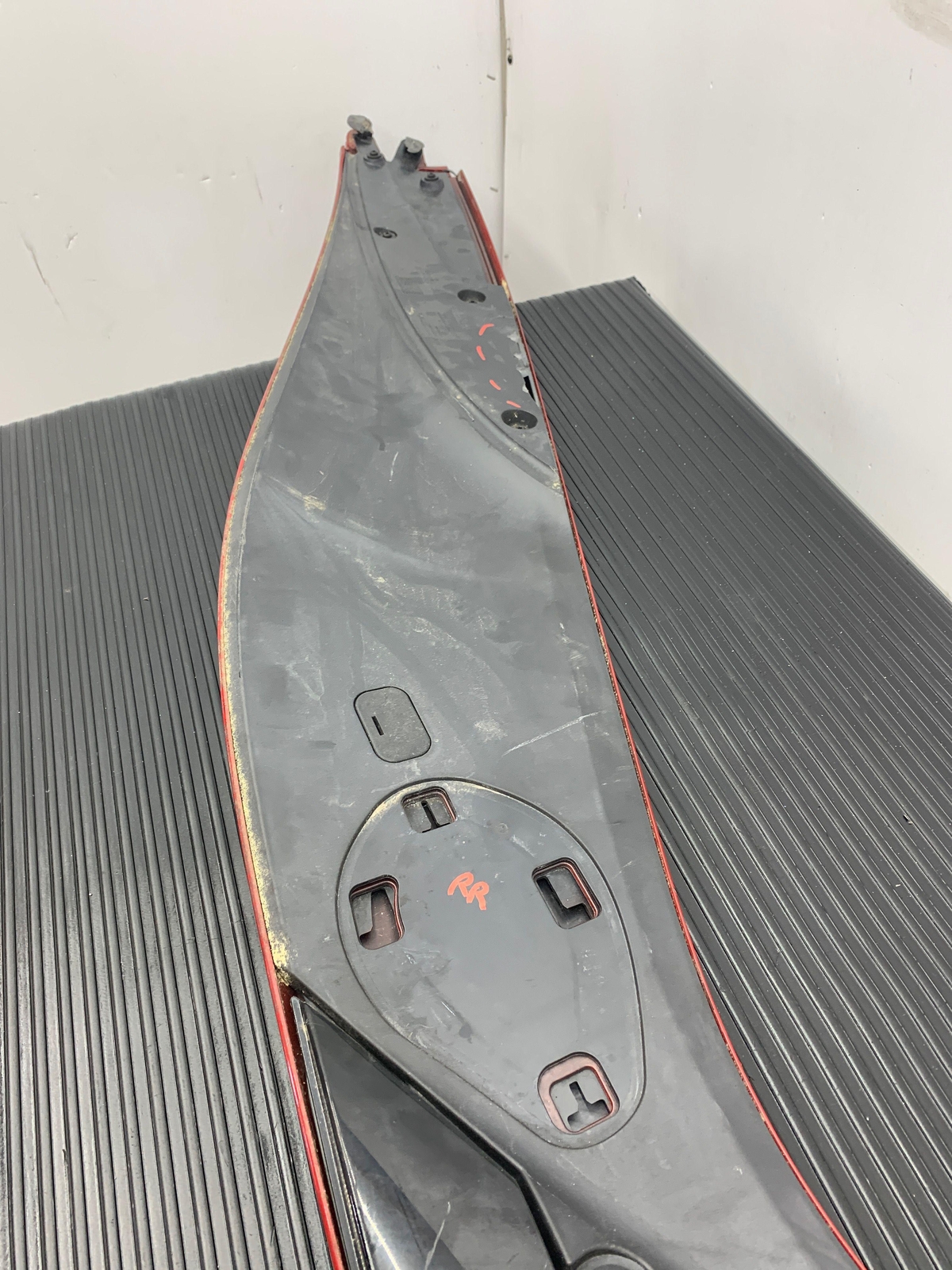 2014 - 2019 BMW I8 REAR RIGHT RETAINING RAIL MOULDING *SCRATCHING/WEAR* 7336416