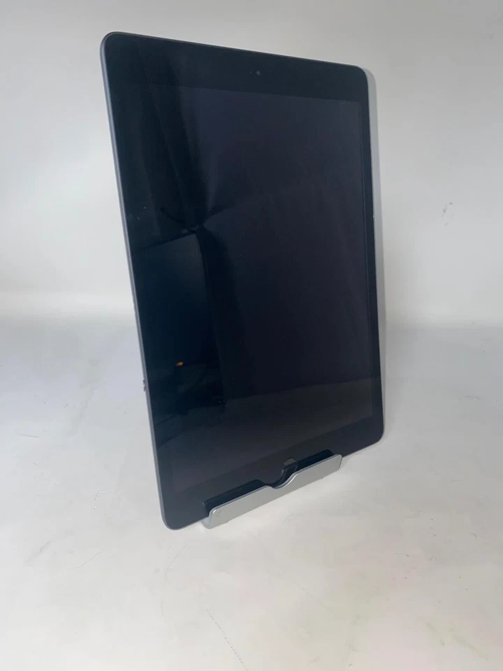 Apple iPad 8a gen. 32GB, Wi-Fi, 10,2" - Silver - - Immagine 2 di 4