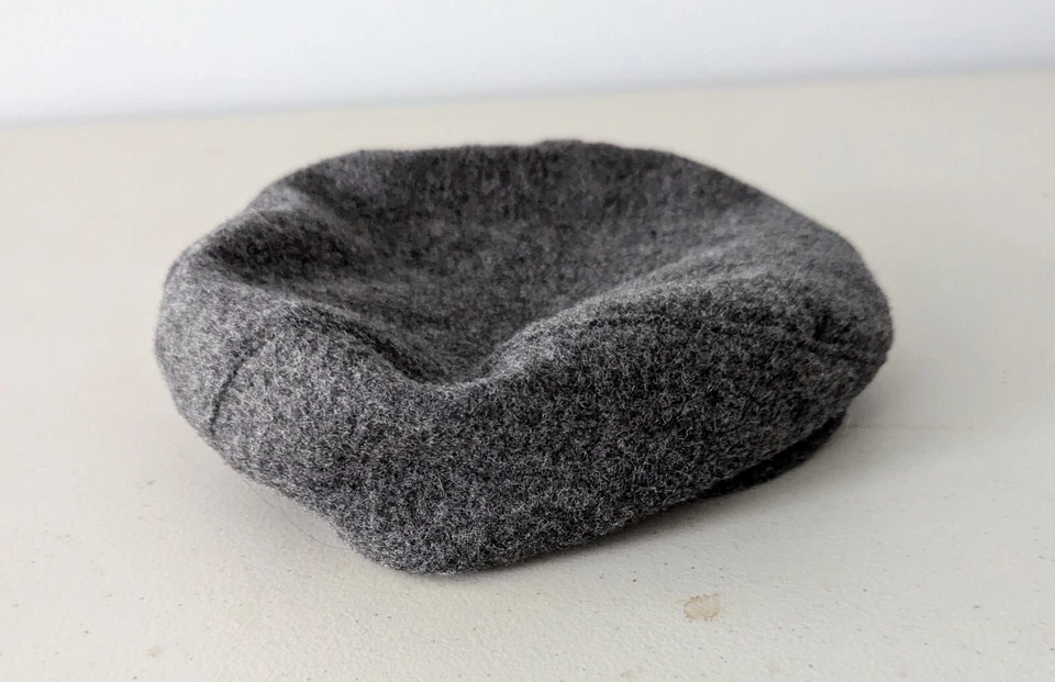 Gorra plana usada en excelente estado para niños talla: 6-12 meses gris mezcla de lana Foto 3 de 4