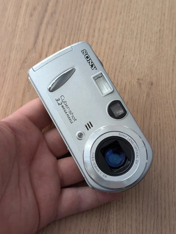 Sony Cybershot DSC-P52 3.2MP Digital Camera With Memory Card, Silver - Tested - Image 4 of 4