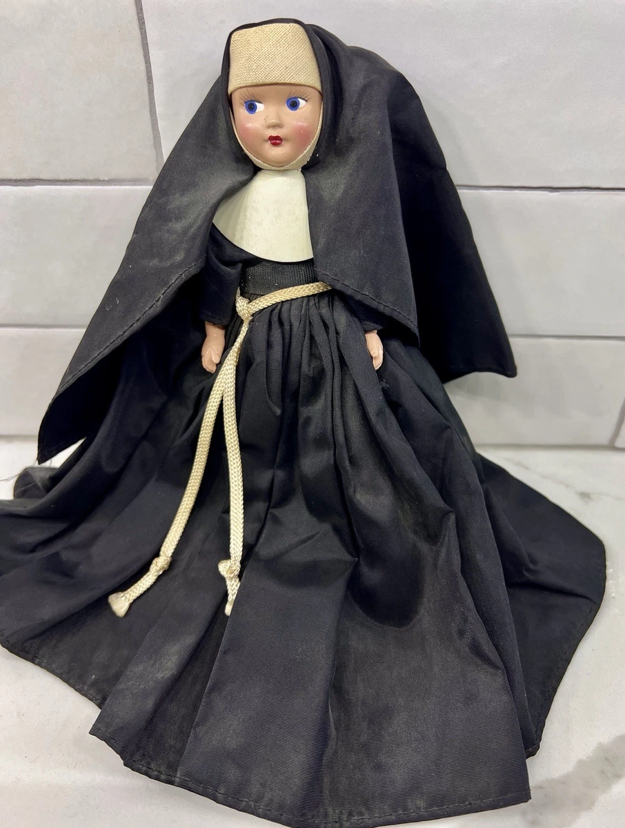 Antigua muneca de porcelana monja 37 cms de segunda mano