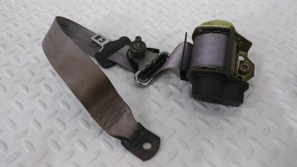 Retractor de cinturón de seguridad de paso trasero - Ford Escort 1997 Foto 3 de 4